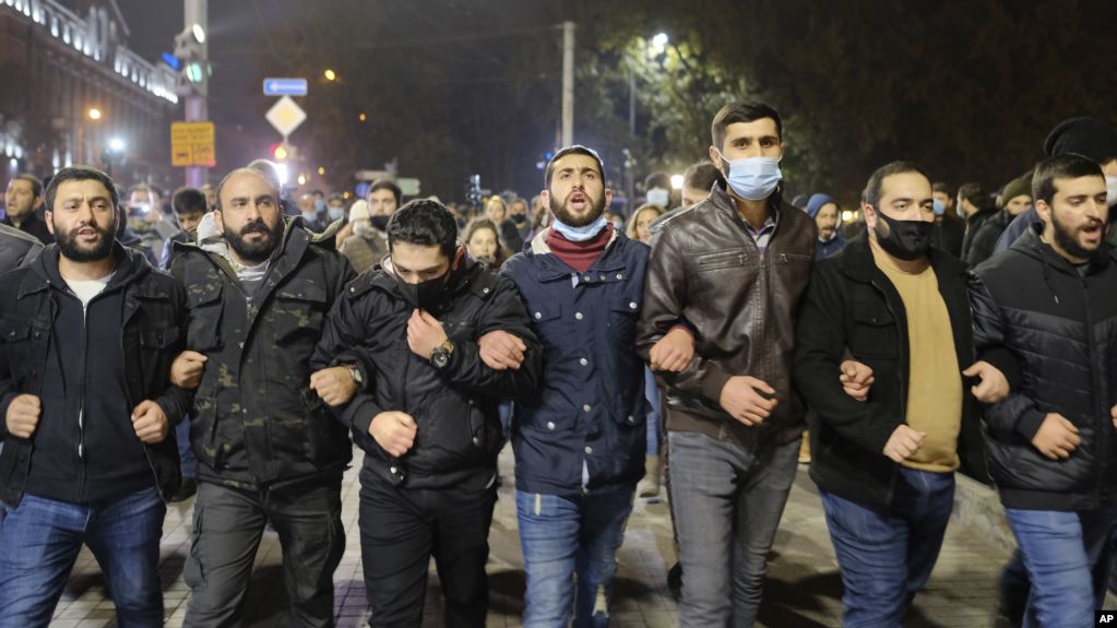 В Ереване участники акции протеста требуют отставки премьер-министра