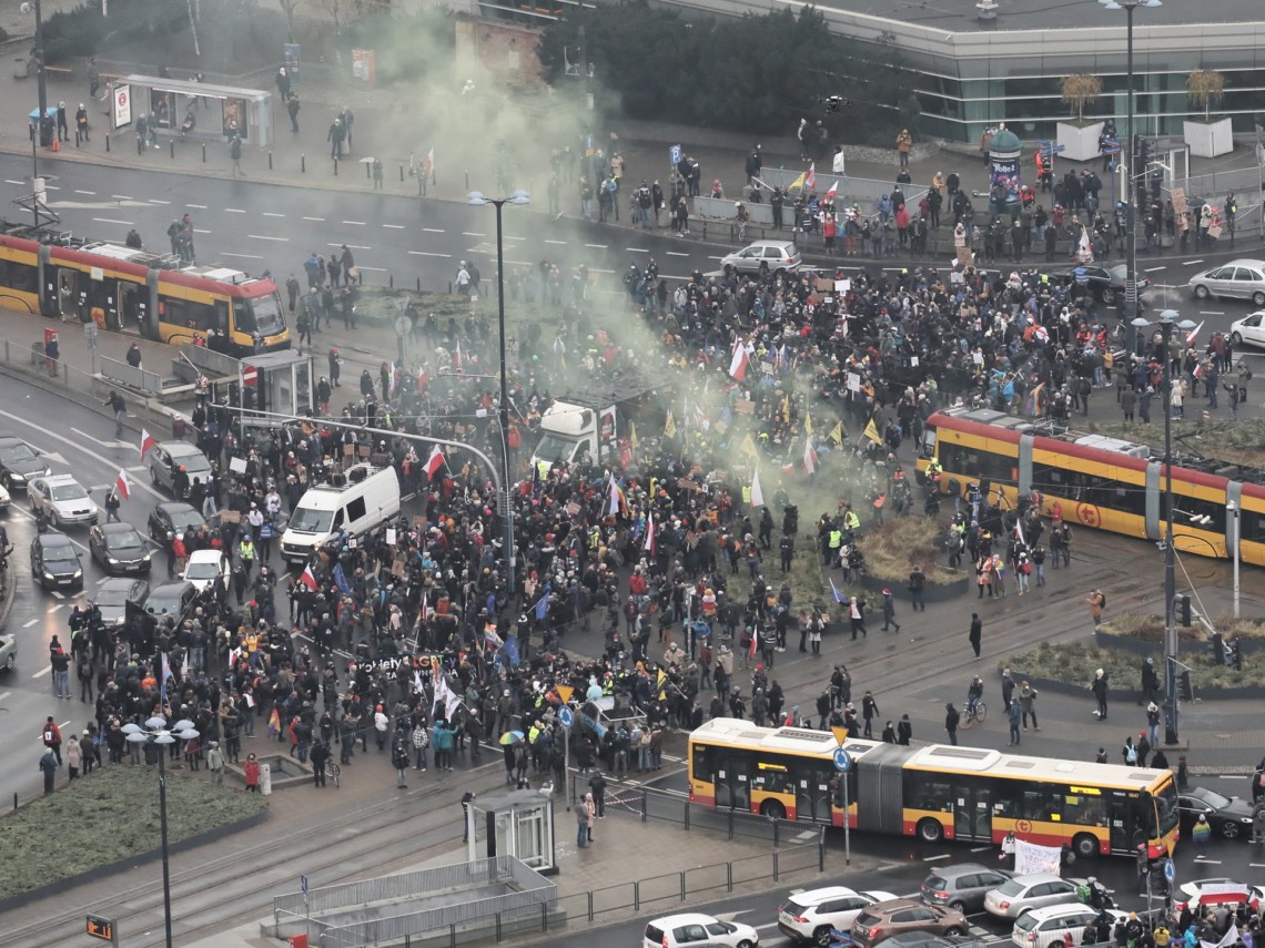 Протесты в Польше: тысячи демонстрантов вышли на антиправительственный марш