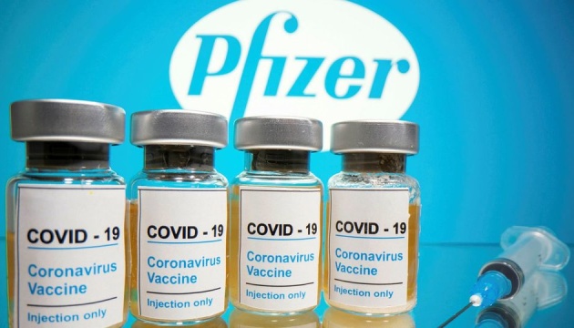 Британія першою у світі схвалила COVID-вакцину від Pfizer-BioNTech