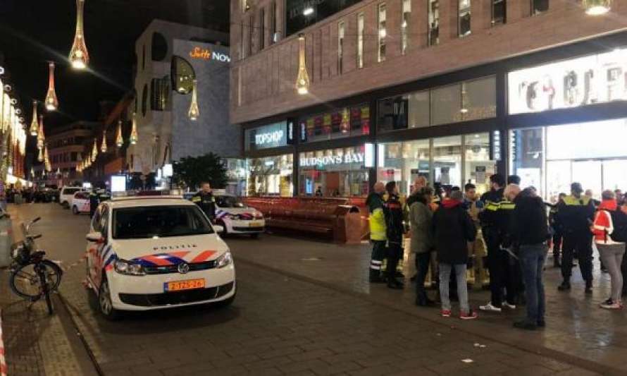 В центре Гааги неизвестный с ножом устроил резню, есть пострадавшие