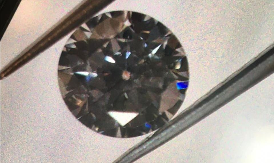 Украинка прятала в штанах от таможенников бриллиантов на 17 000 000 гривен