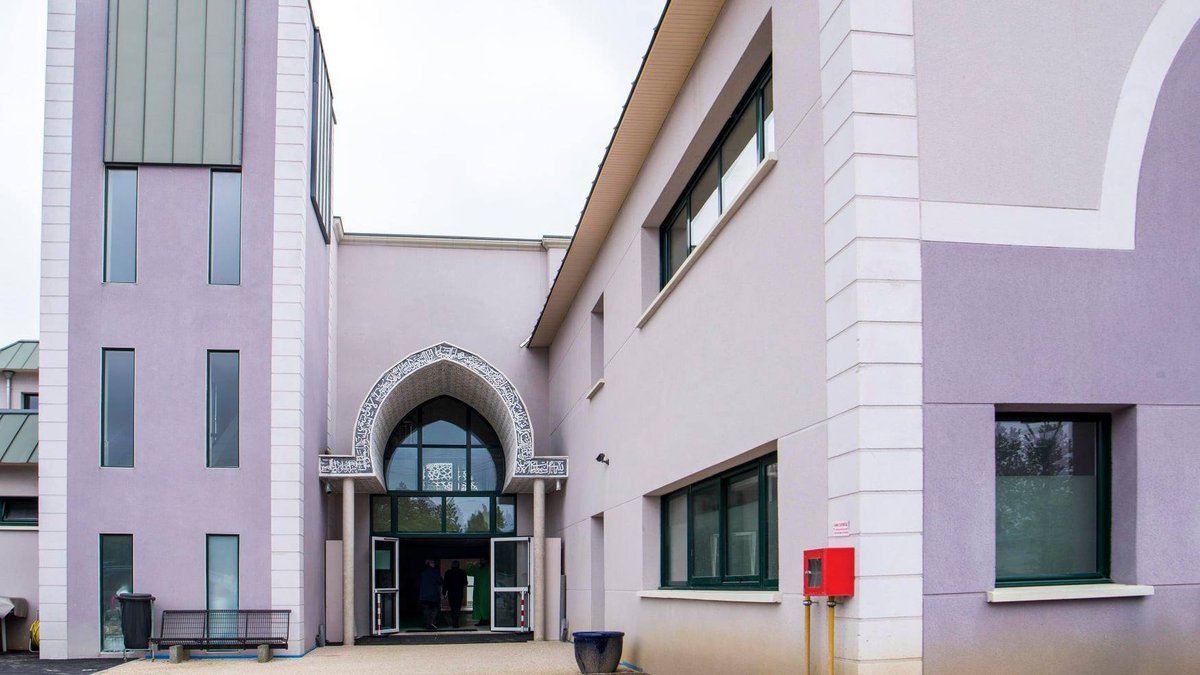 Неизвестные атаковали мечеть во Франции: ворота протаранили на авто