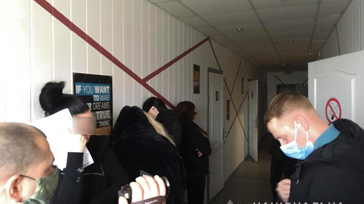 В Николаеве накрыли порностудию, где работали 15 девушек: фото, видео