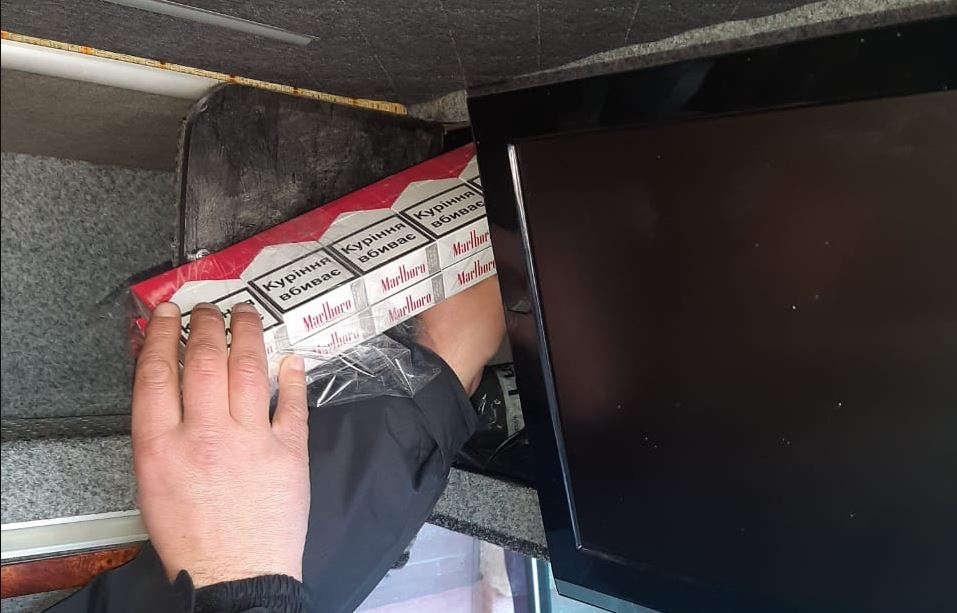 Из-за 14 блоков сигарет у контрабандиста изъяли автобус за полмиллиона