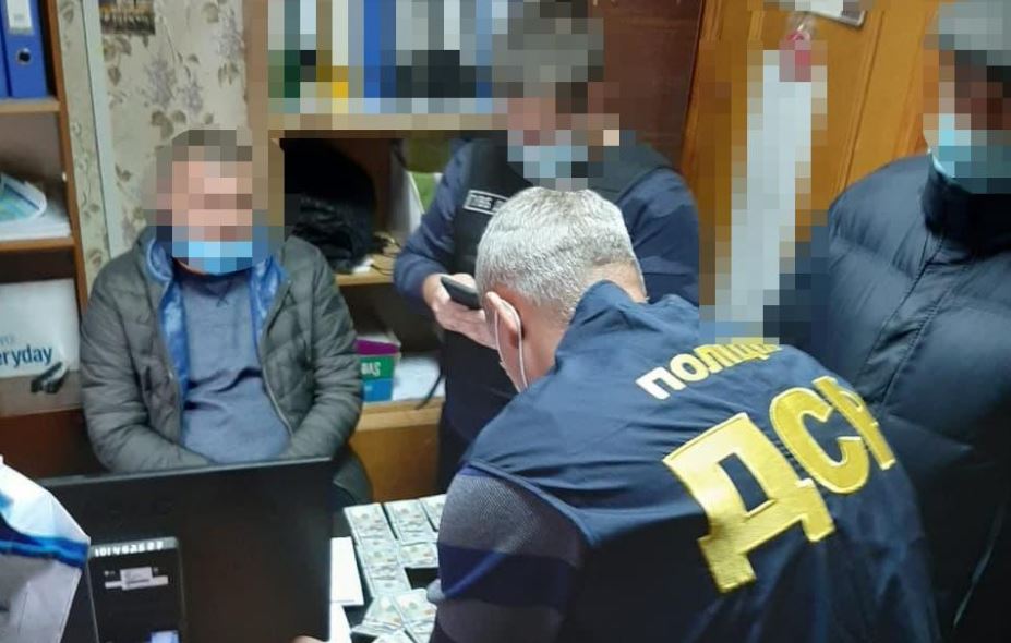 В Херсоне налоговик получил взятку за невмешательство в бизнес предпринимателя