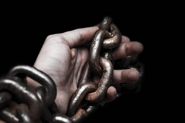 На Закарпатье мужчина посадил мать на цепь и пытал ее