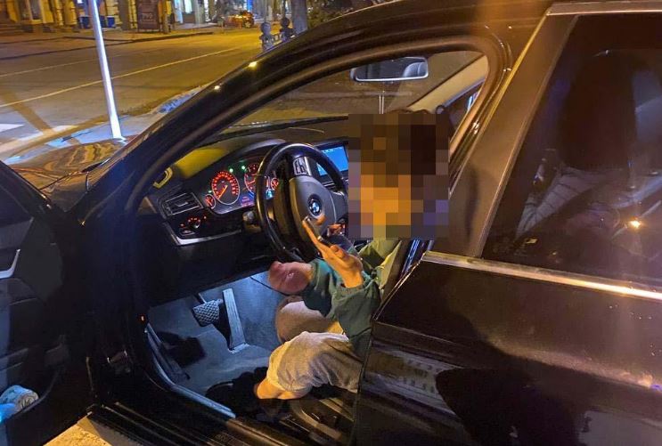 В Днепре пьяная автоледи разбила бутылку о полицейскую