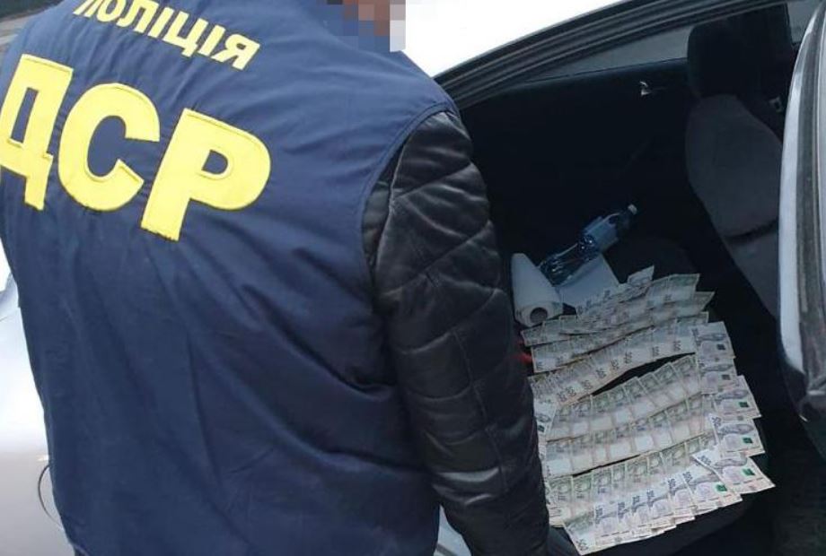 В Херсоне чиновник получил от предпринимателя взятку