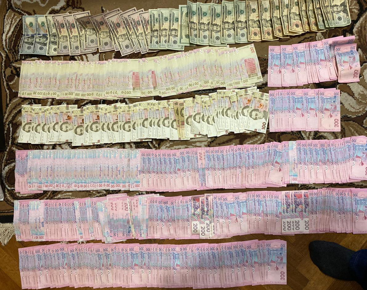 В кабинете черновицкого взяточника изъяли порядка 140 тысяч гривен в разной валюте