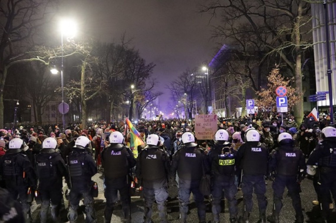 Запрет абортов в Польше: страну вновь охватили масштабные протесты