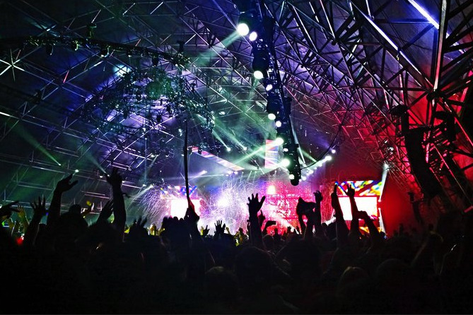 Во Франции полиция разогнала двухтысячную нелегальную вечеринку, есть раненые