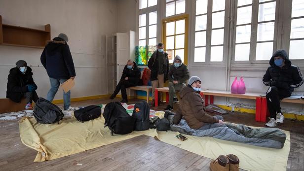 Около 300 мигрантов в Париже оккупировали здание бывшего детского сада