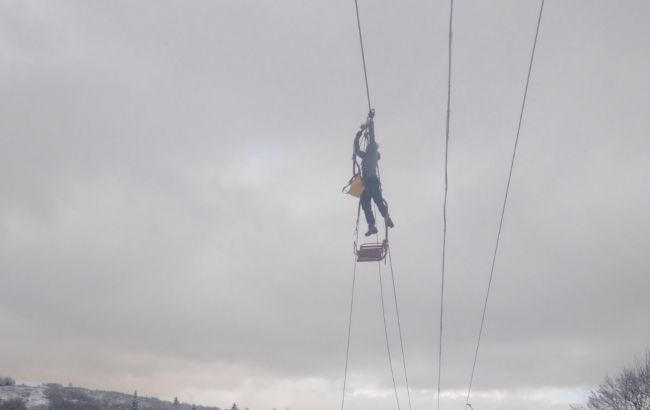 В Карпатах остановился подъемник, спасатели сняли 74 человека