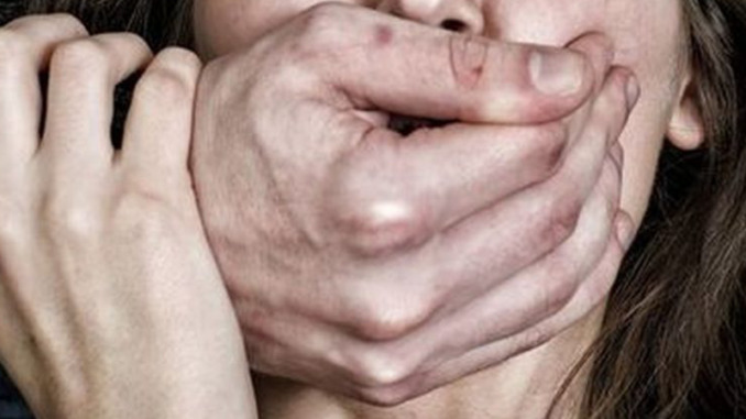 Злочинець зняв жінку з поїзда і кілька разів згвалтував