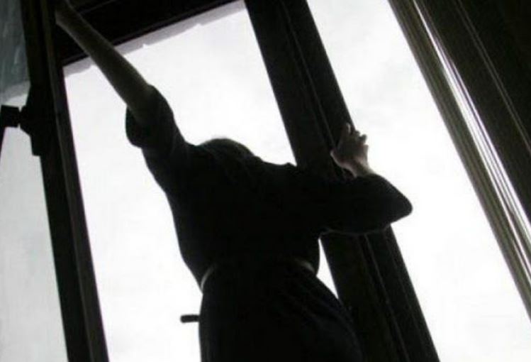 В Киеве выжила 16-летняя девушка, прыгнувшая с пятого этажа после ссоры с парнем