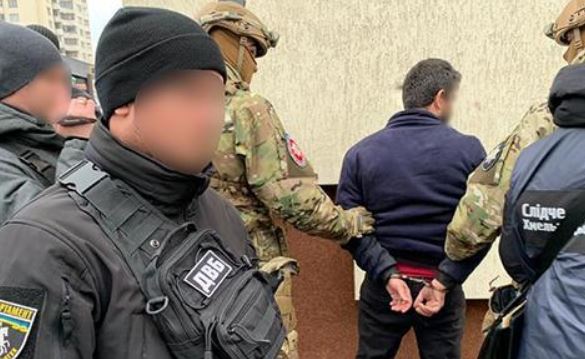 Сожитель дочери вымогал у тещи 20 000 долларов, угрожая расправой