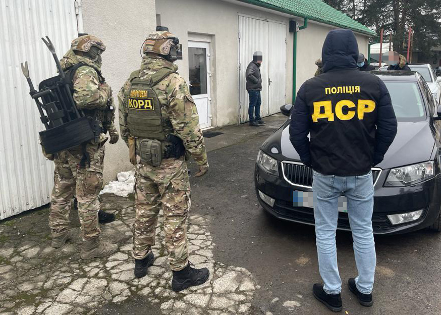 На Закарпатье таможенники с подельником зарабатывали миллионы на «евробляхах»