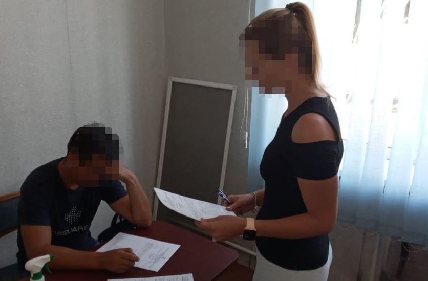 Кіровоградський поліцейський намагався в машині згвалтувати жінку