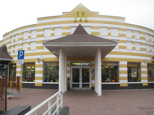 У Чернігові рецидивіст зґвалтував неповнолітню в туалеті McDonald's'а