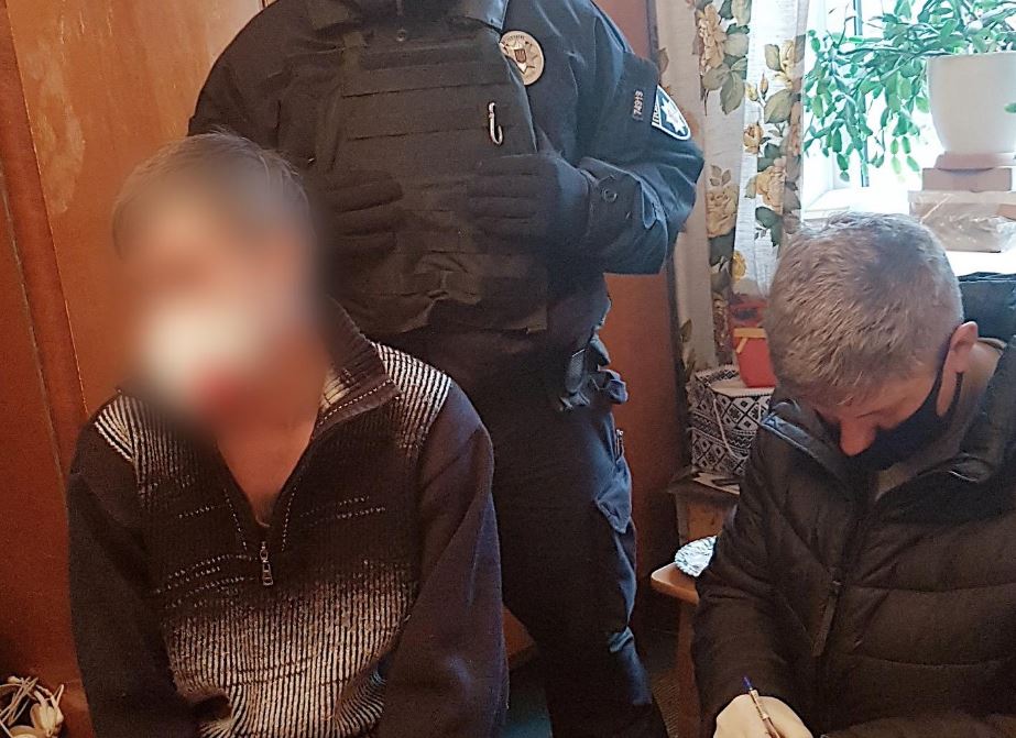 Отчим насиловал 9-летнюю падчерицу, чтобы снять порно