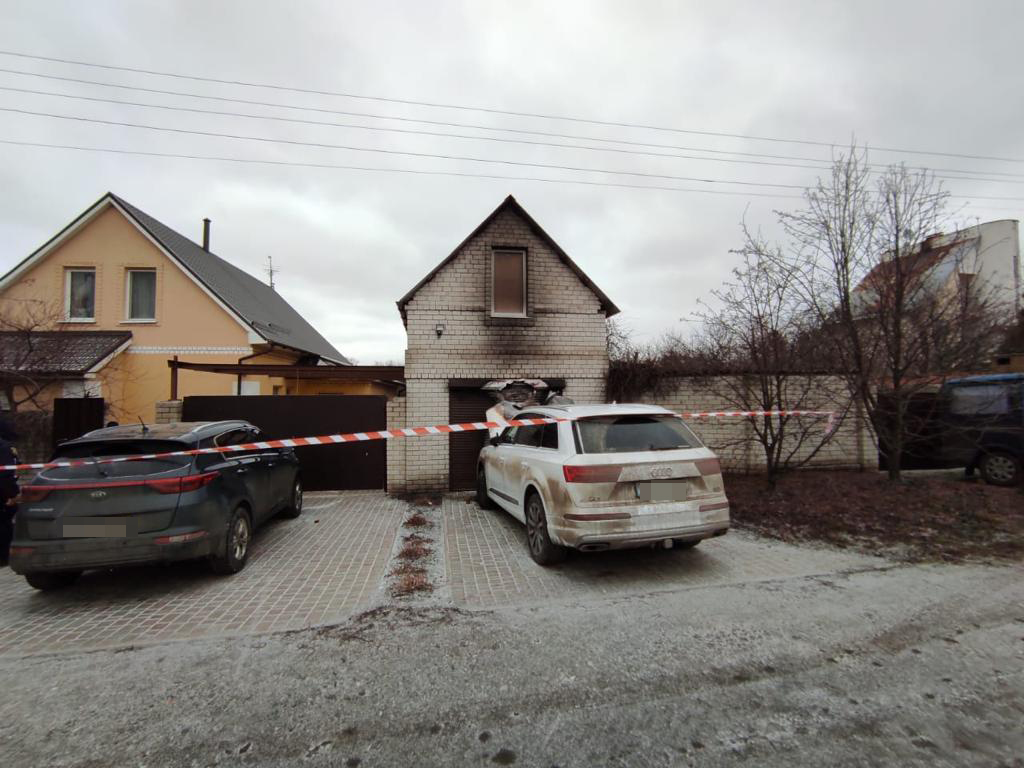 В харьковском селе мужчине подожгли две машины и бросили гранату на крышу дома