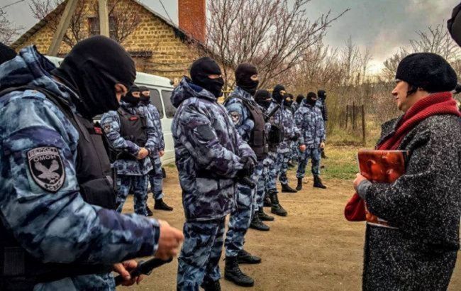 В оккупированном Крыму ночью начались обыски в домах крымских татар