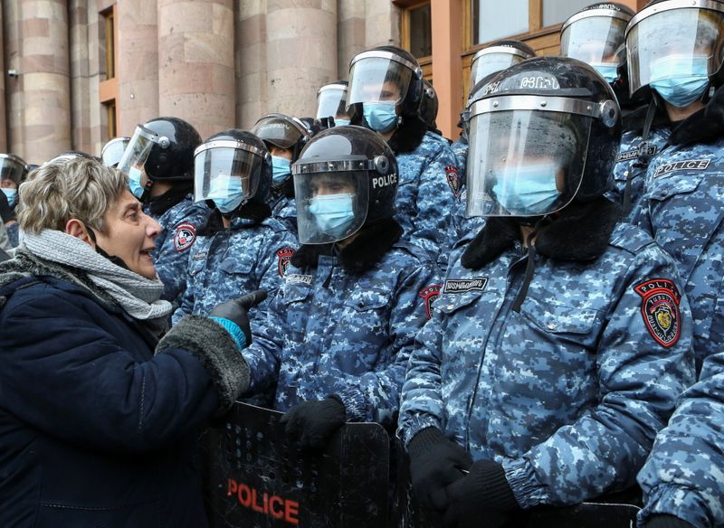 В Єревані протестувальники перекрили вулиці, вимагаючи відставки прем'єра