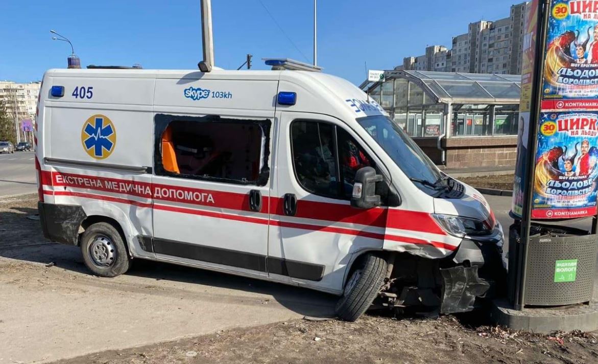 В Харькове карета «скорой помощи» въехала в рекламу цирка – трое в больнице