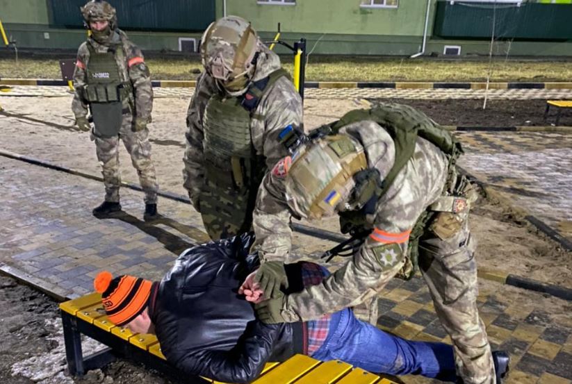Под Винницей задержали мужчину, устроившего в кафе салют из автомата и обесточившего поселок