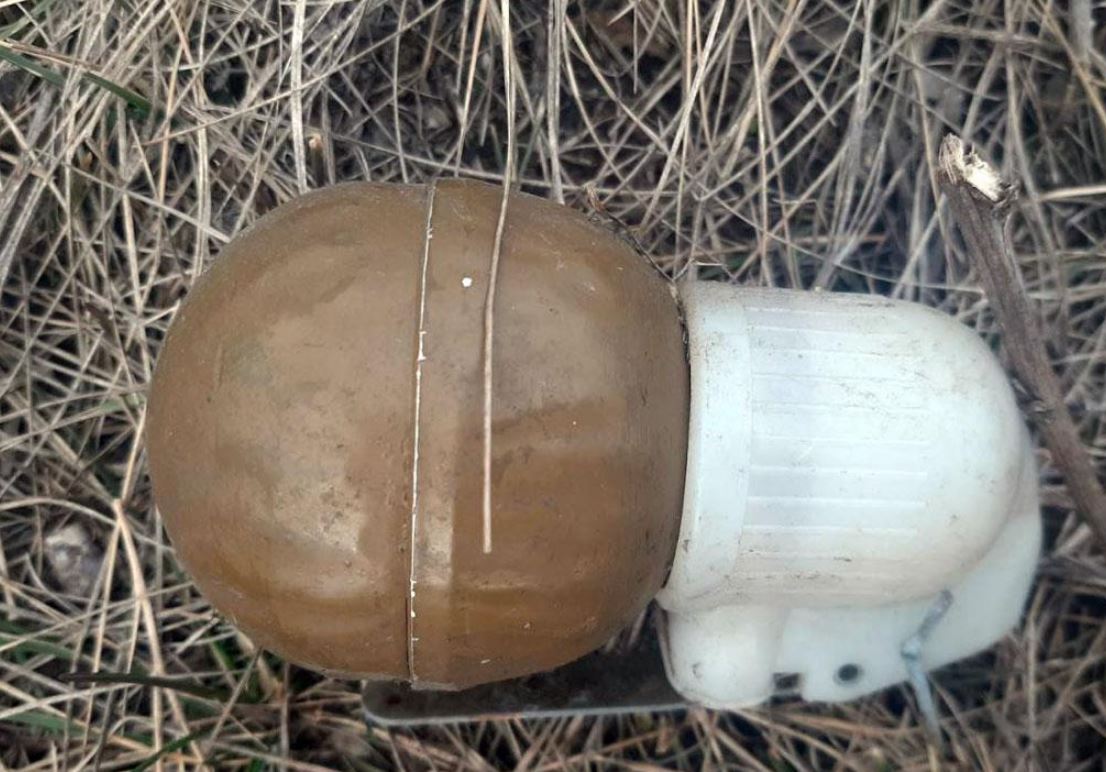 На Донбассе дети нашли на спортивной площадке боевую гранату