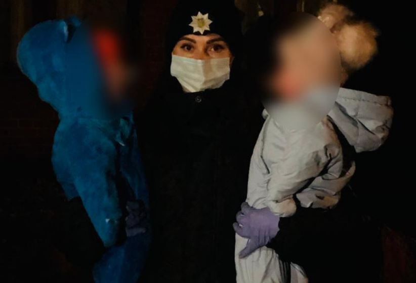 Херсонские полицейские изъяли у женщины двух семимесячных дочерей