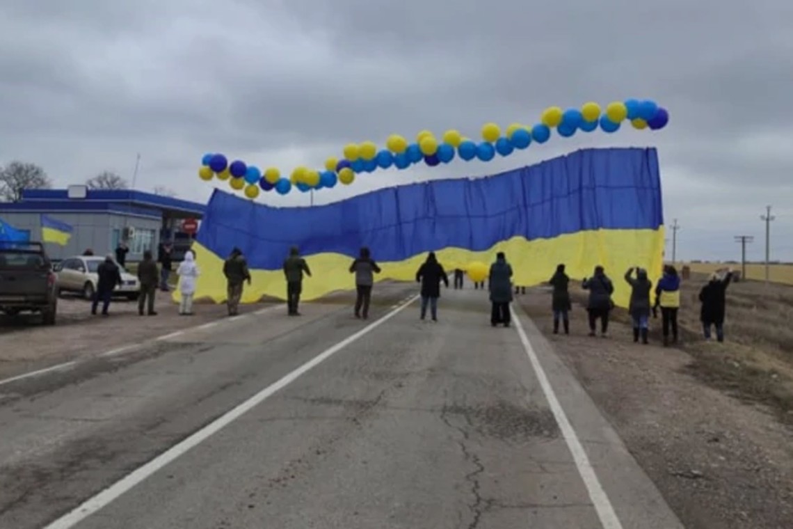 В сторону Крыма запустили украинский флаг с посланиями