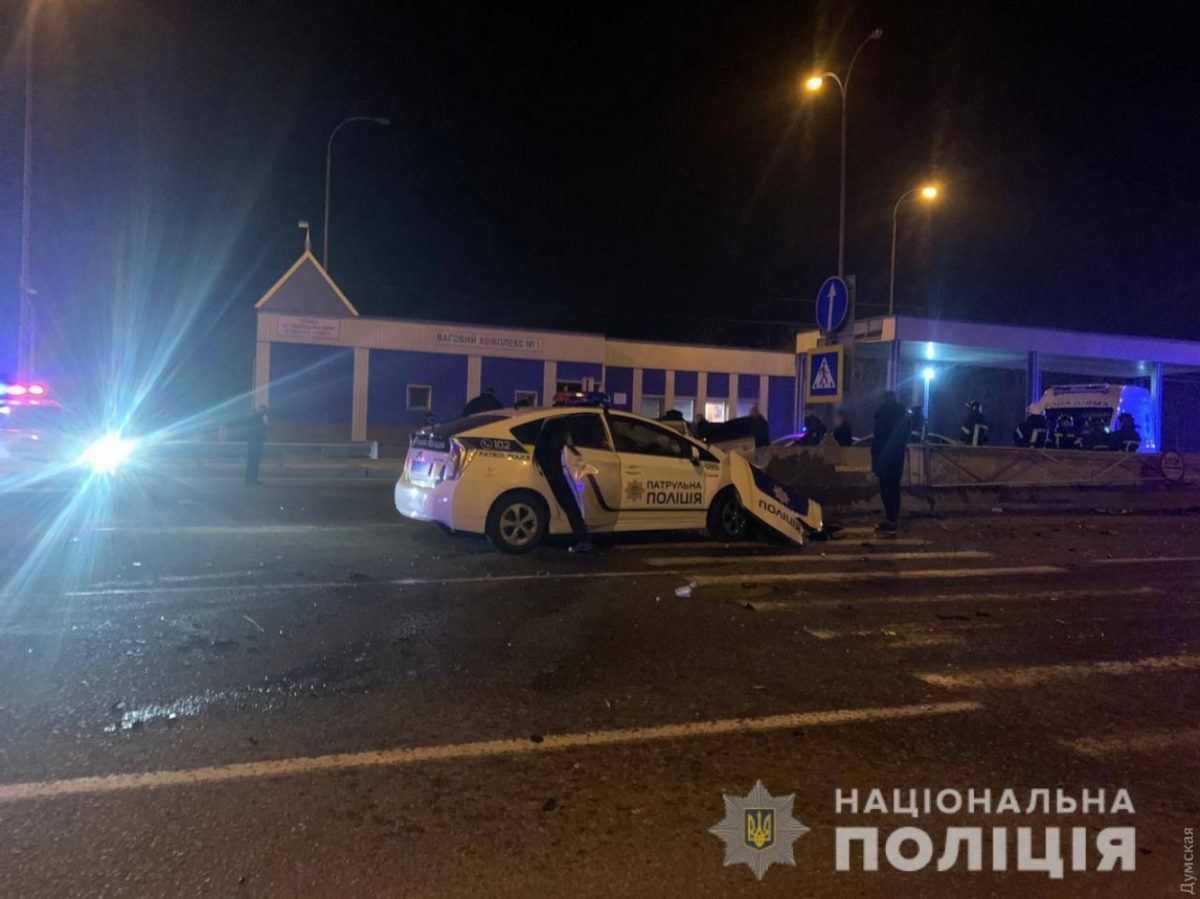 На трасі Київ-Одеса сталася ДТП за участю поліцейського авто: одна людина загинула