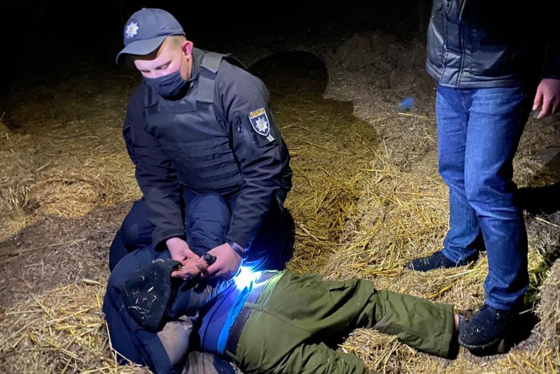 Під Києвом чоловік влаштував замах на двох односельчан