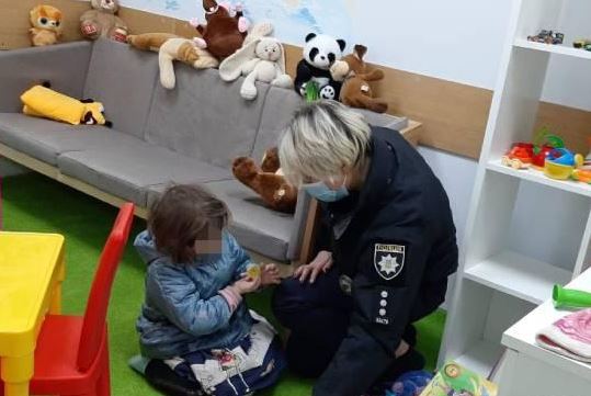 В киевской многоэтажке нашли 3-летнюю девочку с двумя наркоманами