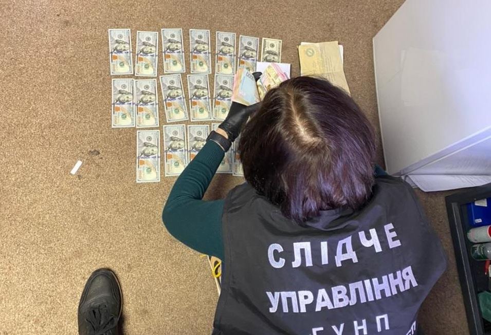 Сотрудник исполнительной службы требовал взятку за «чистку» реестра