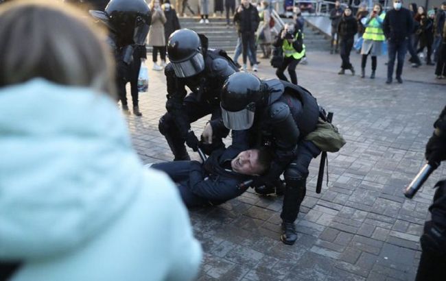 На акциях в поддержку Навального в РФ задержали более 1,2 тысячи человек