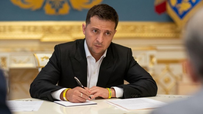Зеленский передал армии самолет и вертолет ГУД