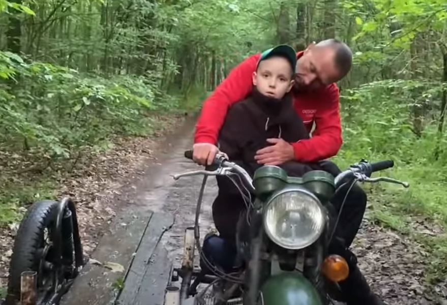 6-летний мальчик-аутист вместе с собакой потерялся в черкасском лесу