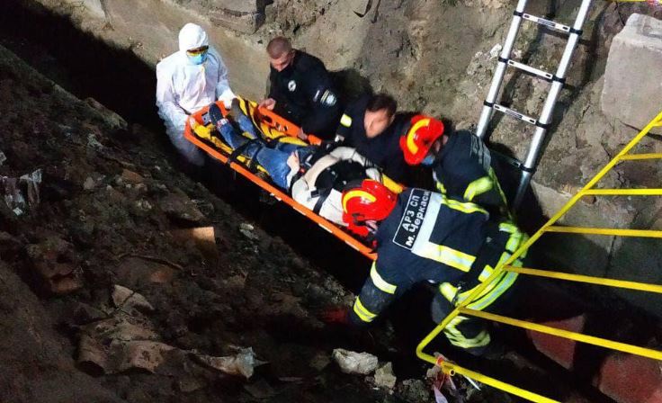 В Черкассах женщина провалилась в глубокую яму, оставленную коммунальщиками