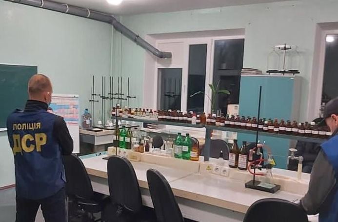В Полтаве учителю химии и лаборанту сообщили о подозрении в производстве наркотиков
