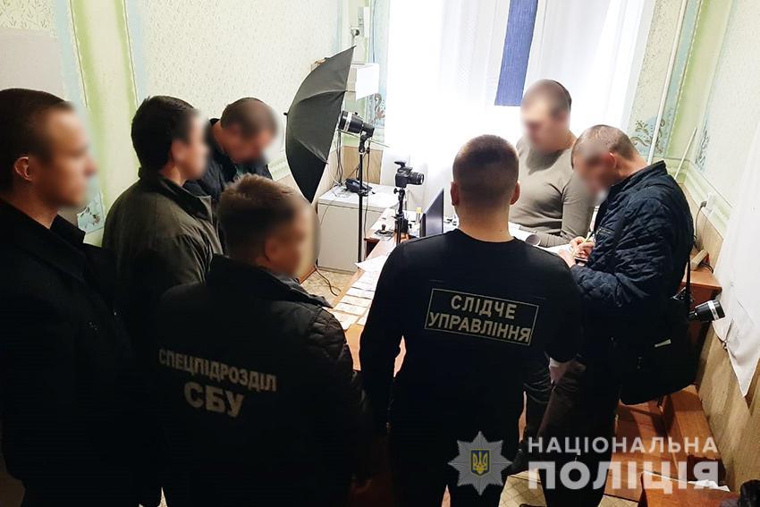 Начальник миграционной службы на Хмельнитчине приговорен к шести годам за взятку в 4000 гривен