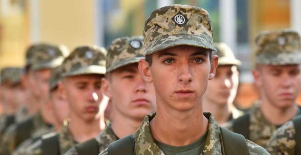 Право выезда заграницу и 1 млн гривен. Минобороны агитирует украинцев в возрасте 18-24 лет вступать в ВСУ
